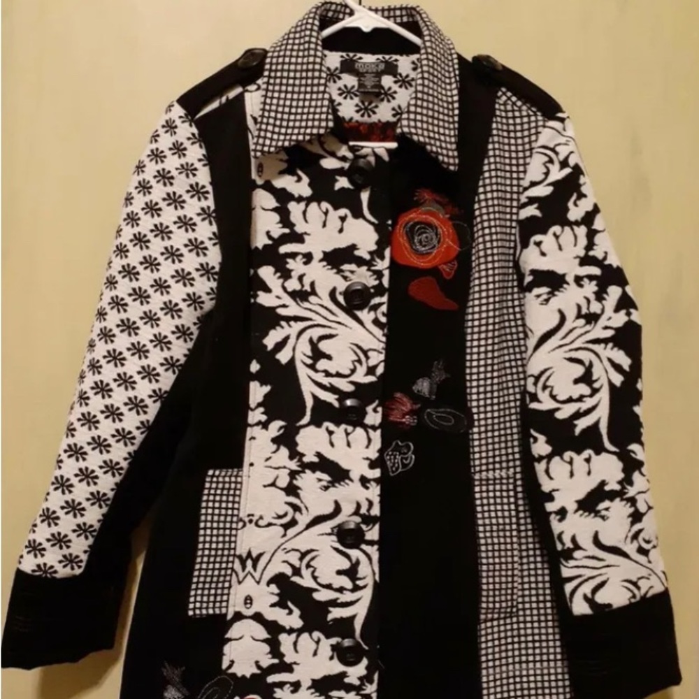 Moka Sport Women Coat Size Medium  Floral/Mix Prints Beautifully Lined Coat NWOT
